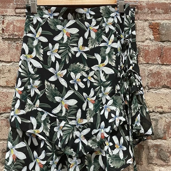 SPRING SALE! NWT SEEK The Label Asymmetrical Floral Skirt Size Small - Picture 3 of 9